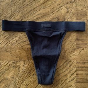 Skims cotton rib thong, XS in soot